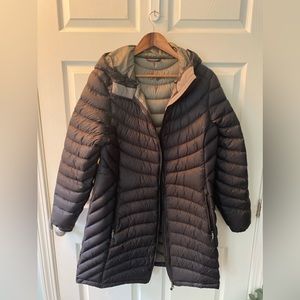 LL BEAN Woman’s ultralight 850 down hooded jacket 3/4 length
